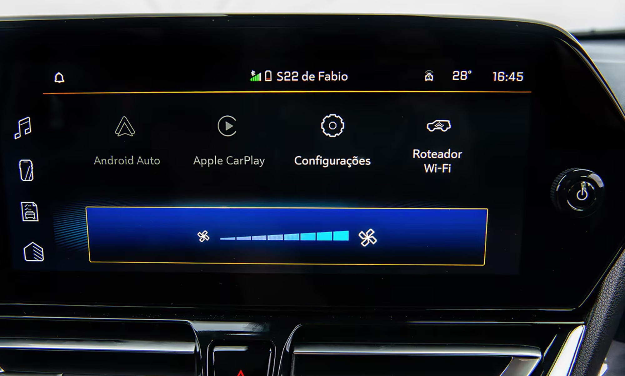 Console central do Chevrolet Spin com controle de ar-condicionado digital